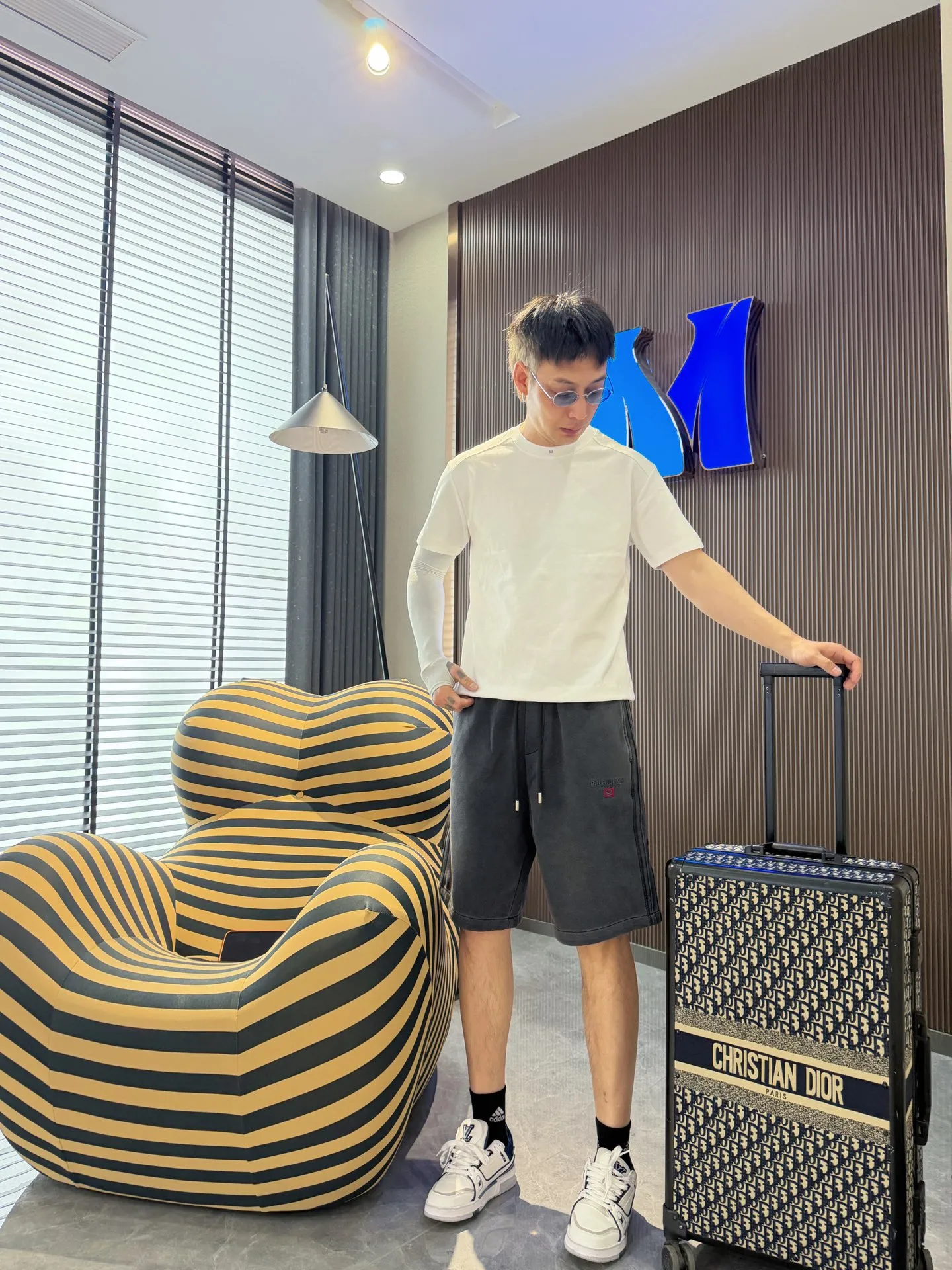 Balenciaga's three-standard complete 2026 summer New Arrival men's casual shorts, advanced custom-made Breathable fabric, Breathable fabric, extremely stretchy and comfortable, impeccable details, top-grade accessories, original logo design concept, delicate and soft feel! The upper body fit is awesome! Size: M-XXXL Please state your height and weight when ordering